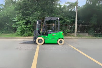 Empilhadeira Elétrica 2,5T Master Cargas Pneu Sólido Branco