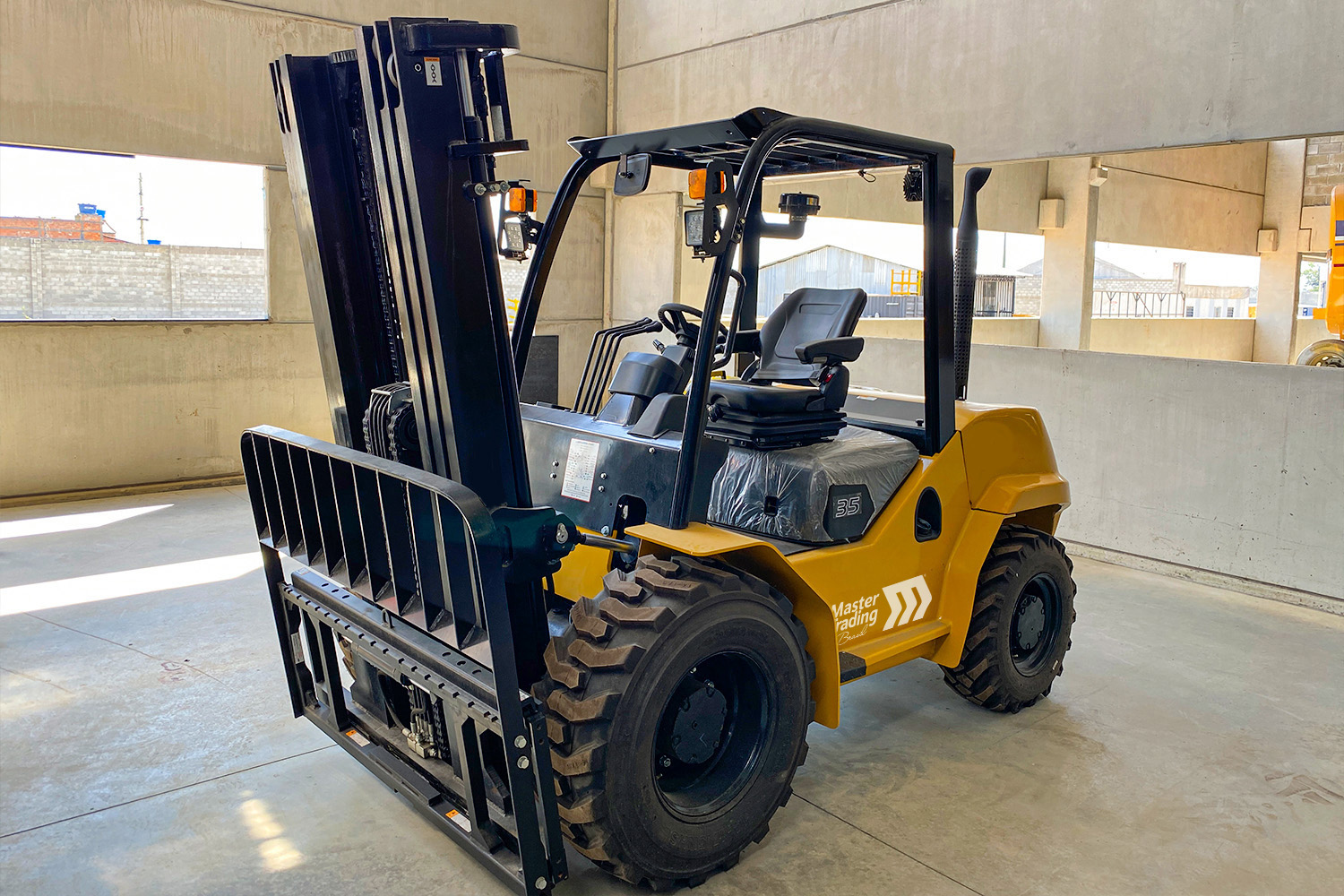 MTLOG029_Empilhadeira_4x4_TEU_SemCabine_3.5T_TriploEstagio-003