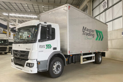 Caminhão Mercedes-Benz 1726 4x2 23/23 Baú Carga Seca 7m