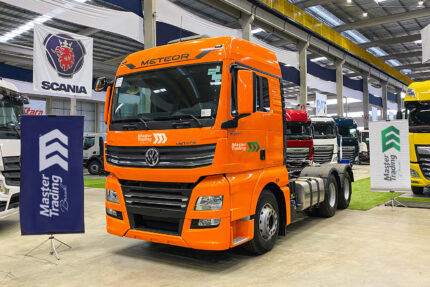 Cavalo Mecânico Volkswagen Meteor 29.530 6x4 23/23 Laranja Seminovo